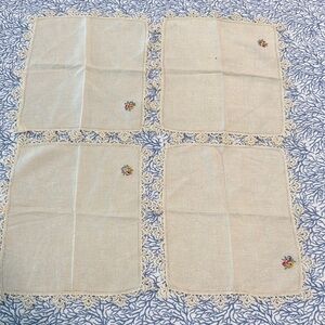 Set of 4 vintage Embroidered Linen Napkins with Lace Trim